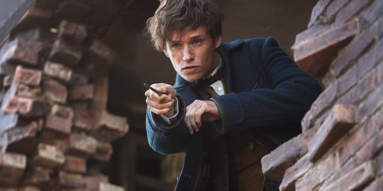 Eddie Redmayne as Newt Scamander pointing his wand in Fantastic Beasts and Where to Find Them