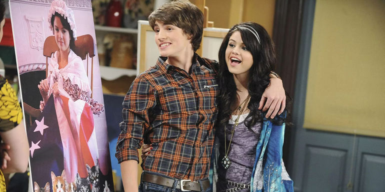 Alex and Mason Hugging in Wizards of Waverly Place 