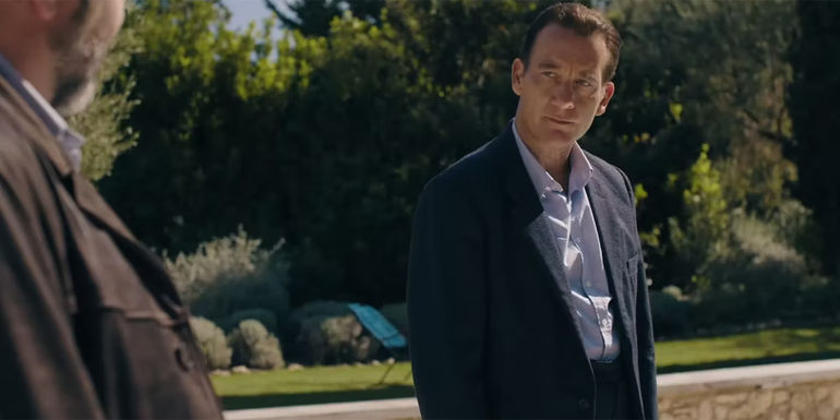 Clive Owen as Sam Spade at crime scene in Monsieur Spade