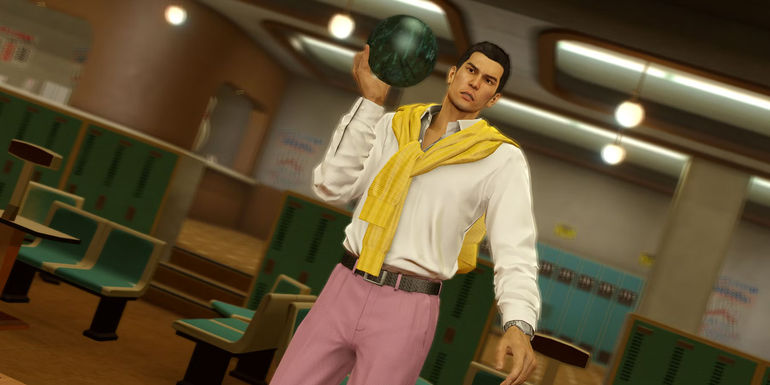 Kiryu selecting a bowling ball in Yakuza 0