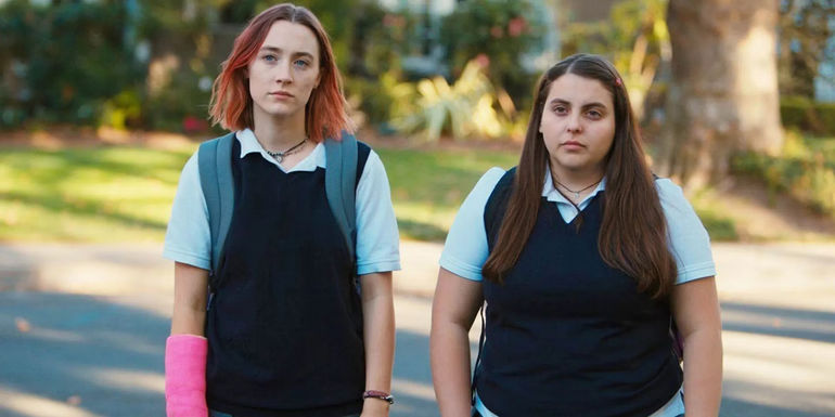 Christine (Saoirse Ronan) and Julie (Beanie Feldstein) walking in Lady Bird