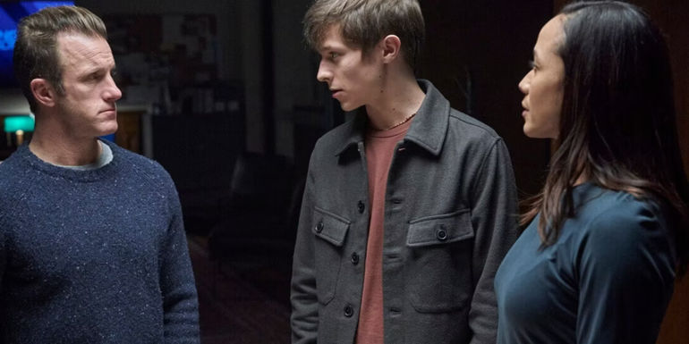 Jason (Scott Caan) and Nikki (Dania Ramirez) with Keith in Alert Missing Persons Unit