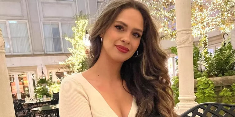 The Bachelor Season 28 Contestant Kelsey Anderson Posing In A Restaurant