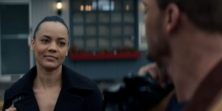 Maria Sten as Frances Neagley smiling slightly at Reacher