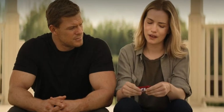 Ben Ritchson as Reacher and Willa Fitzgerald as Roscoe Conklin sitting next to each other in conversation