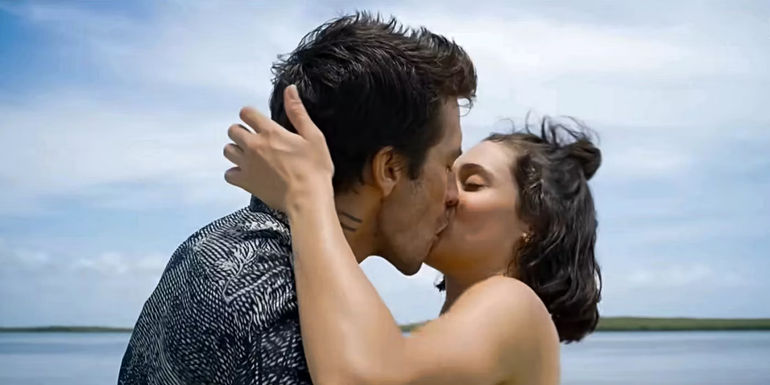 Jake Gyllenhaal as Elwood Dalton and Daniela Melchior as Ellie kissing in Road House.