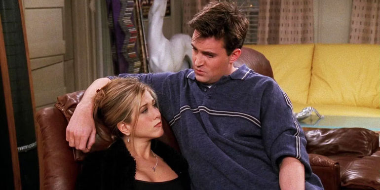 Rachel (Jennifer Aniston) and Chandler (Matthew Perry) sitting on a couch in Friends