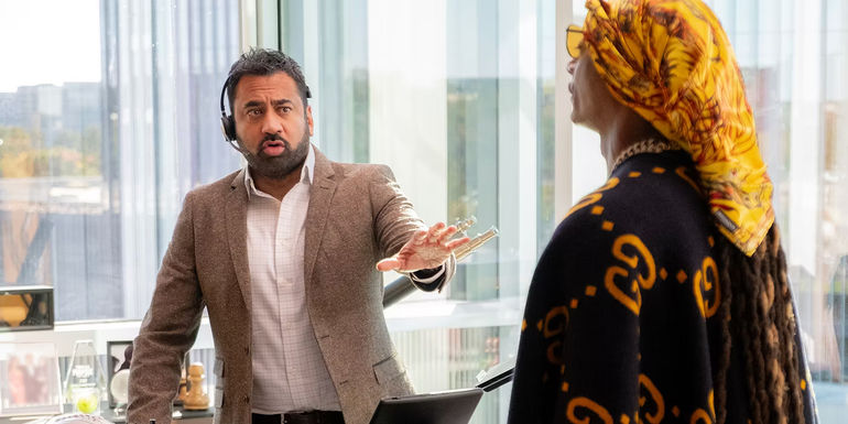 Kal Penn talking to Snoop Dogg in The Underdoggs