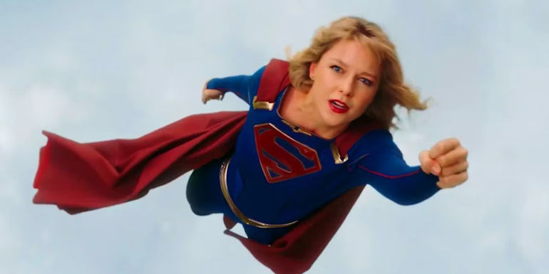 Melissa Benoist's Supergirl flying in the Arrowverse