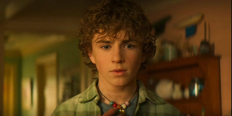 Walker Scobell as Percy Jackson touching Annabeth's necklace in Percy Jackson episode 8
