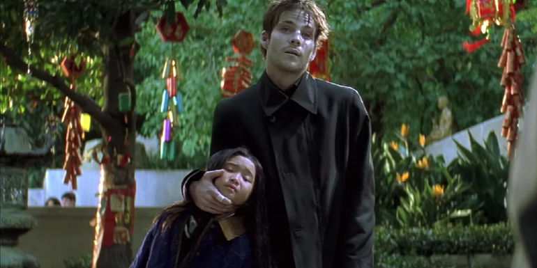 Steven Dorff's Deacon Frost holds a small child hostage in Blade (1998)