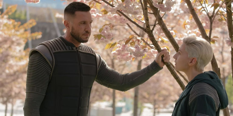 Paul Schreiber Master Chief speaking with Makee in Halo TV series.