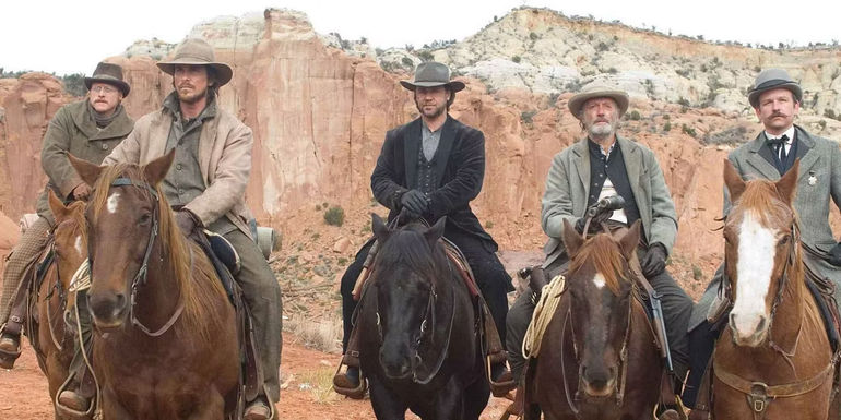 Alan Tudyk as Doc Potter, Christian Bale as Dan Evans, Russell Crowe as Ben Wade, and Peter Fonda as Byron McElroy riding in the desert on horses in 3:10 to Yuma