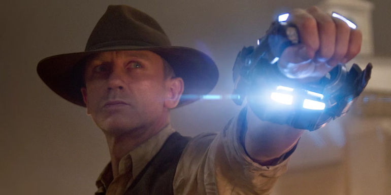 Daniel Craig Holding an alien weapon in Cowboys and Aliens