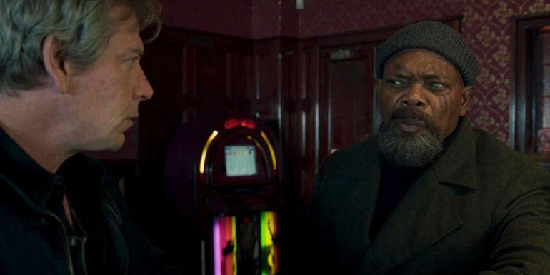 Nick Fury (Samuel L. Jackson) talks to Talos (Ben Mendelsohn) in a bar in Secret Invasion