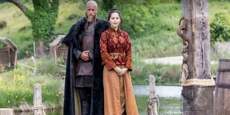 Ragnar standing with Yidu in Vikings-1
