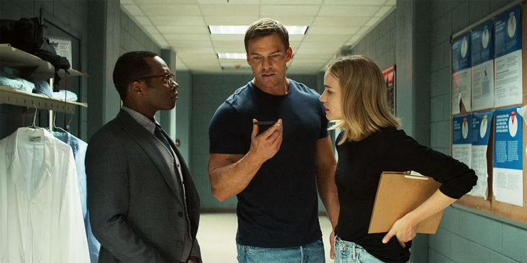 Reacher, Roscoe, and Finlay talking in a phone in a hallway in Reacher season 1, episode 3