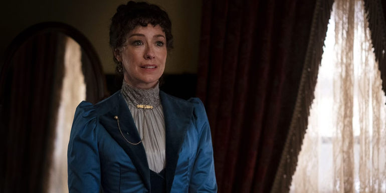 Molly Parker smiling in Deadwood The Movie