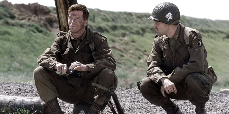 Winters and Nixon kneeling in Band of Brothers 
