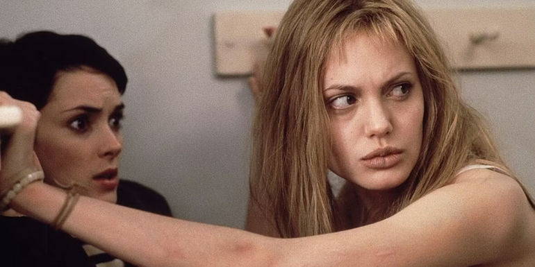 Angelina Jolie and Winona Ryder in Girl, Interrupted