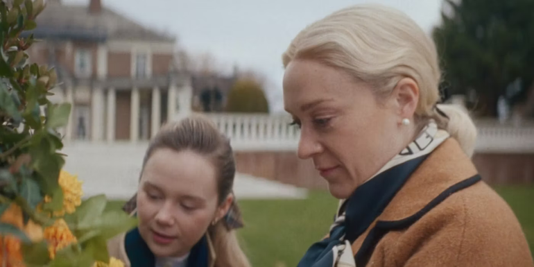 Chloe Sevigny As C. Z. Guest With Her Daughter In Feud: Capote Vs. The Swans.jpg