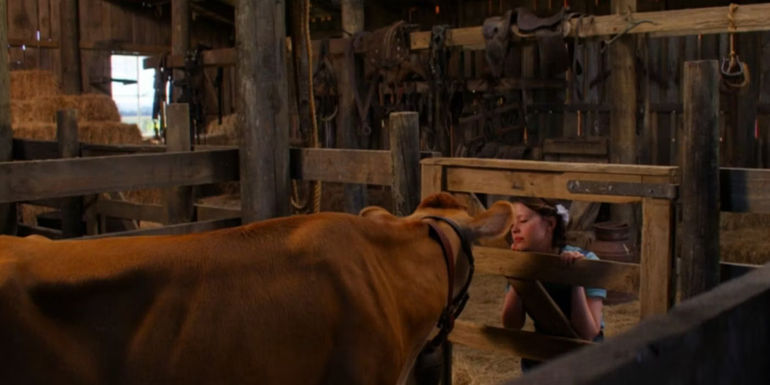 Mia Goth talking to a cow in Pearl (2022)