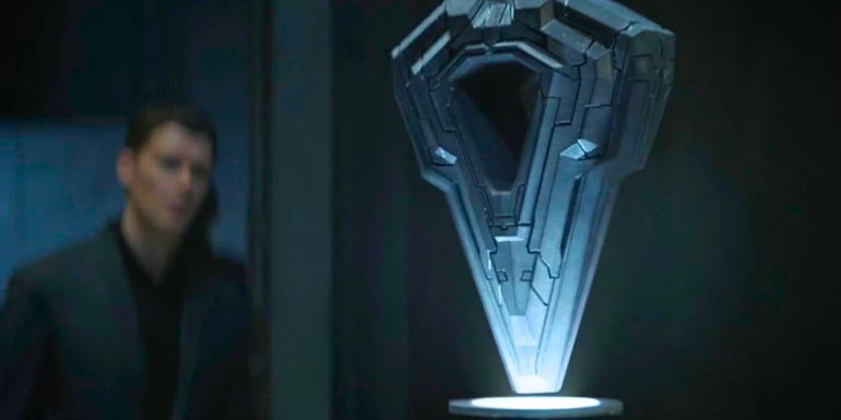 Ackerson stares at a Forerunnner artifact in Halo season 2