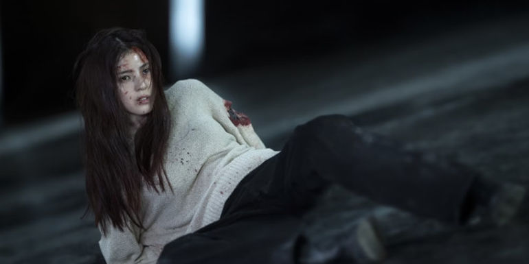 Han So-hee hurt laying down in Gyeongseong Creature season 2