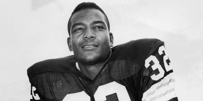 Black and white photo of Jim Brown in a football uniform.