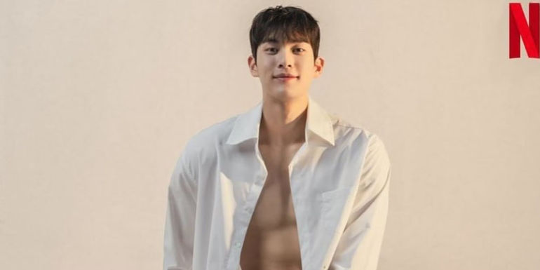 Single's Inferno's Choi Min-woo seated, shirt open
