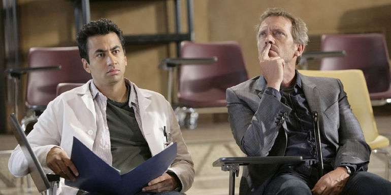 House and Kutner sat together looking confused in House M.D.