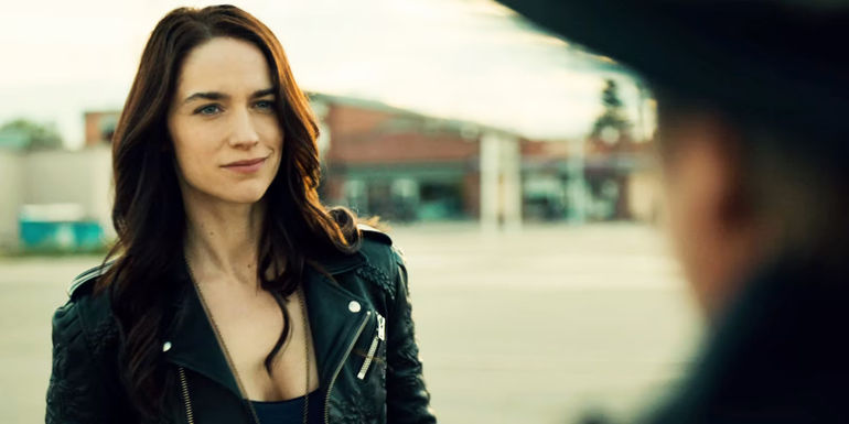 Melanie Scrofano's Wynnona Earp smiling while standing in the street