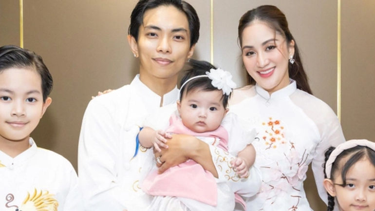 Sắc Xuân Trong Áo Dài Của Gia Đình Khánh Thi - Phan Hiển