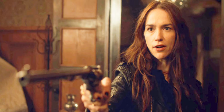 Wynonna Earp standing with her gun drawn