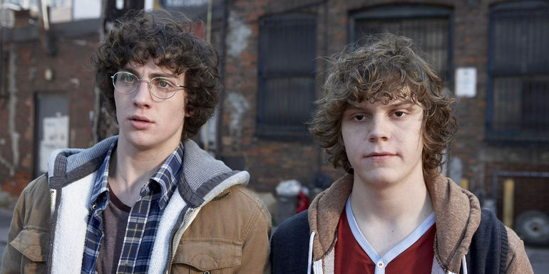 Todd (Evan Peters) and Dave (Aaron Taylor-Johnson) look unimpressed in Kick-Ass
