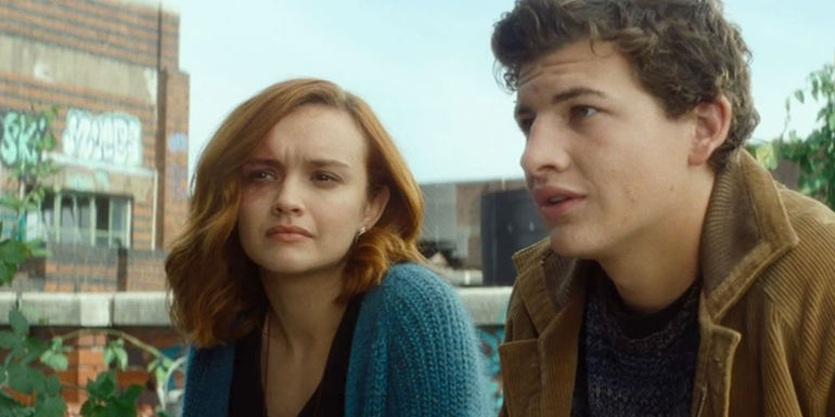 Wade Watts and Samantha Cook looking in the same direction in Ready Player One