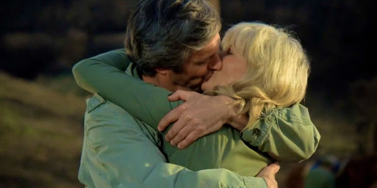 hawkeye and hot lips kiss in mash finale