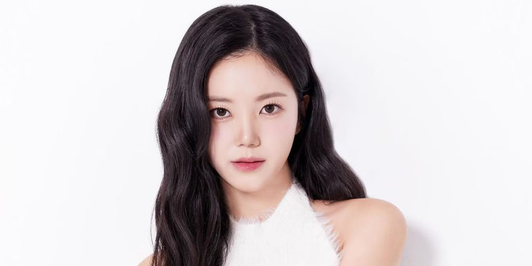 Single's Inferno Yun Ha-jeong posing in front of white background