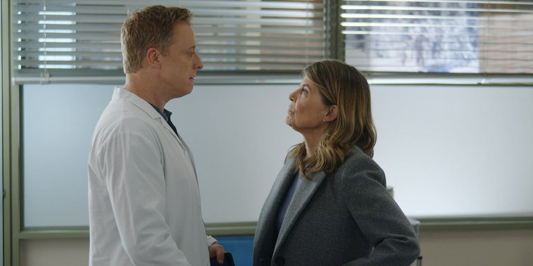 Alan Tudyk as Harry Vanderspeigle talking to Linda Hamilton as General Eleanor Wright in Resident Alien season 3.