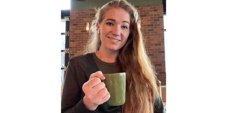 Mykelti Brown in Sister Wives holding green my in selfie 