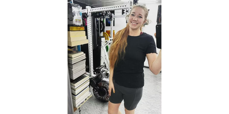 Mykelti Padron Brown In Sister Wives showing full body weight loss in mirror selfie