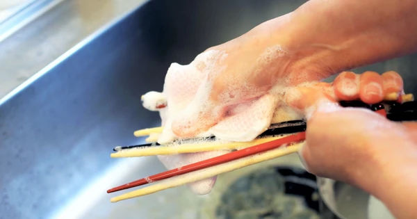 Bí mật đôi đũa gây sốc: Chất bẩn ẩn sau vẻ sạch