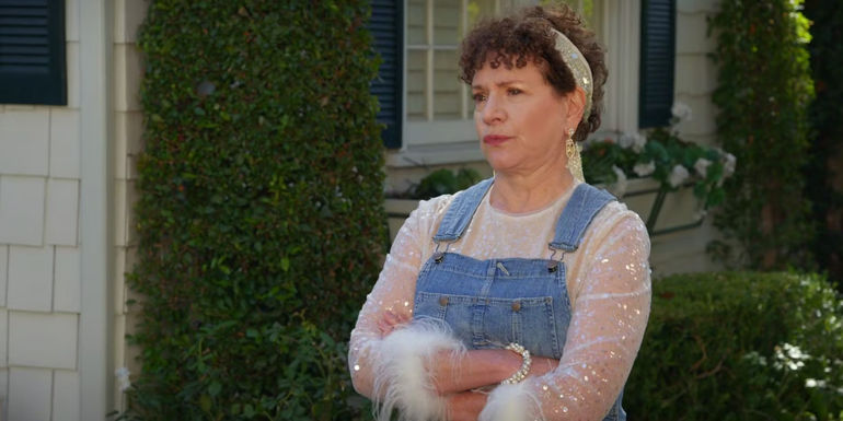 Susie waiting on the front lawn in Curb Your Enthusiasm