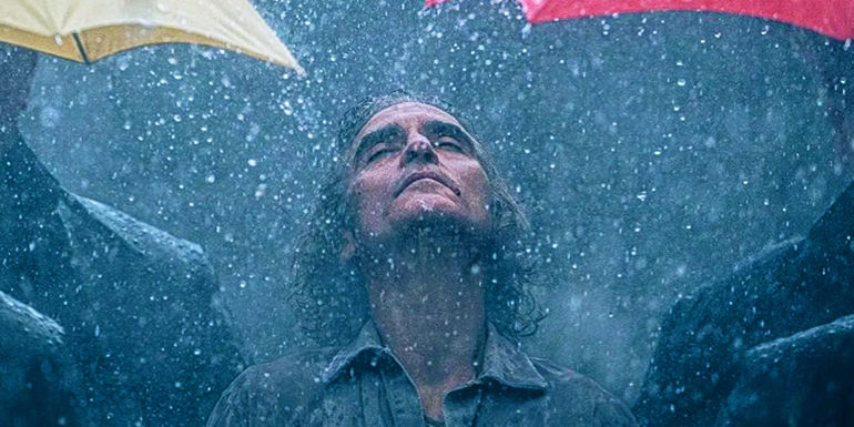 Arthur Fleck in the rain in Joker Folie à Deux image