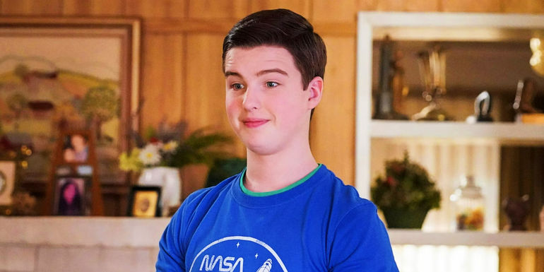  Iain Armitage as Sheldon Cooper wearing NASA shirt in Young Sheldon season 6 episode 20