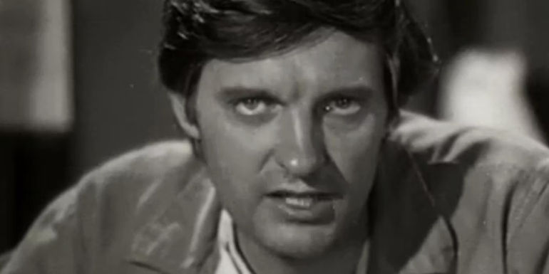Alan Alda's Hawkeye in MASH season 4