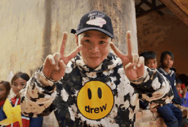 Xuân Đan(g) Đến Bên Em: Chuyến Hành Trình Âm Nhạc và Tình Người