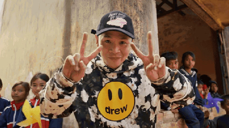 Xuân Đan(g) Đến Bên Em: Chuyến Hành Trình Âm Nhạc và Tình Người