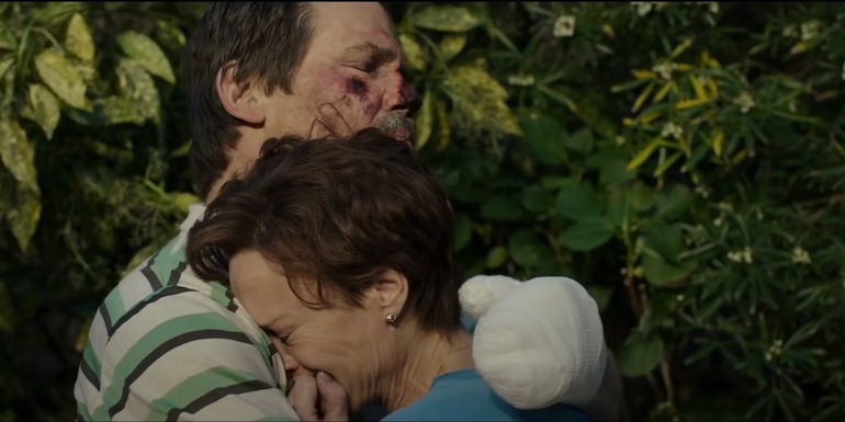 Beck Weathers (Josh Brolin) comforts his wife Peach (Robin Wright) in Everest (2015)