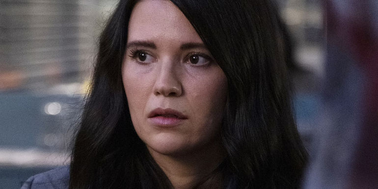 Meredith Garretson as Kate Hawthorne at the diner in Resident Alien season 3, episode 1.